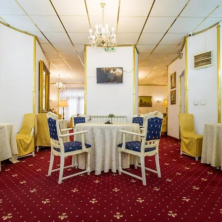 카르파티 임파라툴 로마닐러 호텔 *